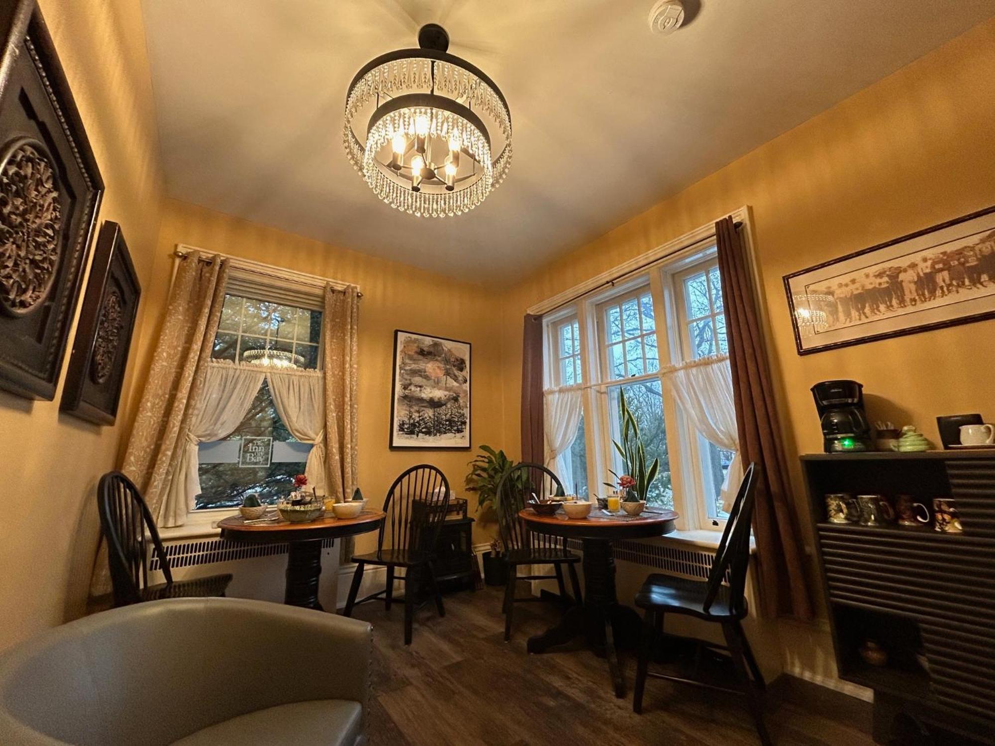 The Inn On Bay Gravenhurst Exterior photo